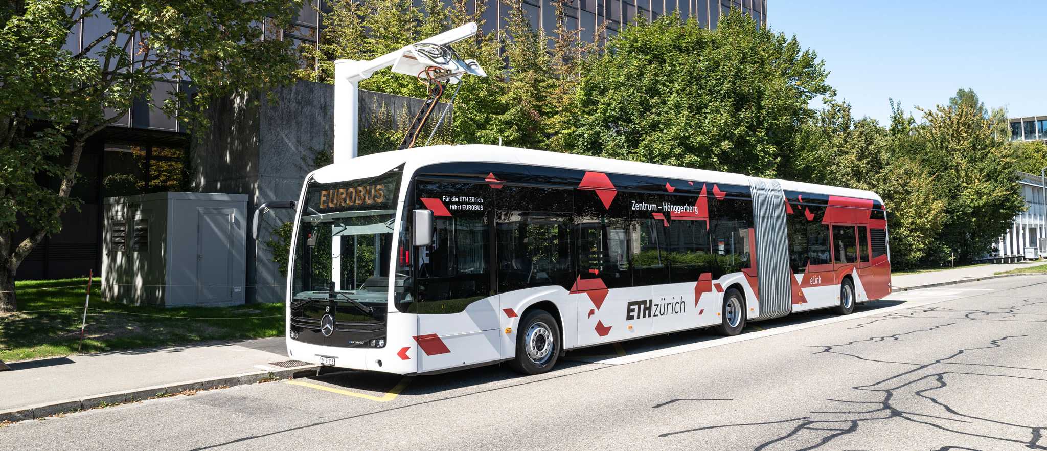 Der ETH eLink Shuttlebus während des Ladevorgangs am ETH ݱȷ_nbaֱ Hönggerberg